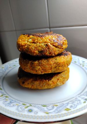 Una foto de Croquetas de zanahoria rellenas con queso a la sartén