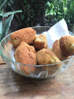 Una foto de Croquetas de papa. Queso y huevo