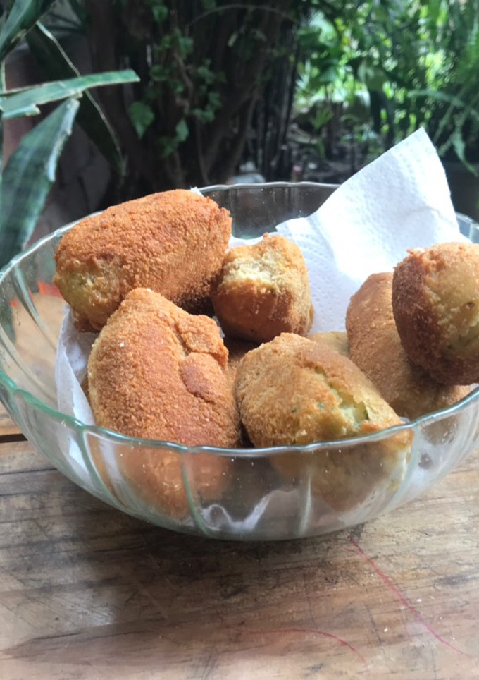 Una foto de Croquetas de papa. Queso y huevo