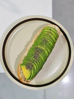 Hình của món Bánh mì và bơ.