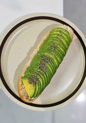 Hình của món Bánh mì và bơ.