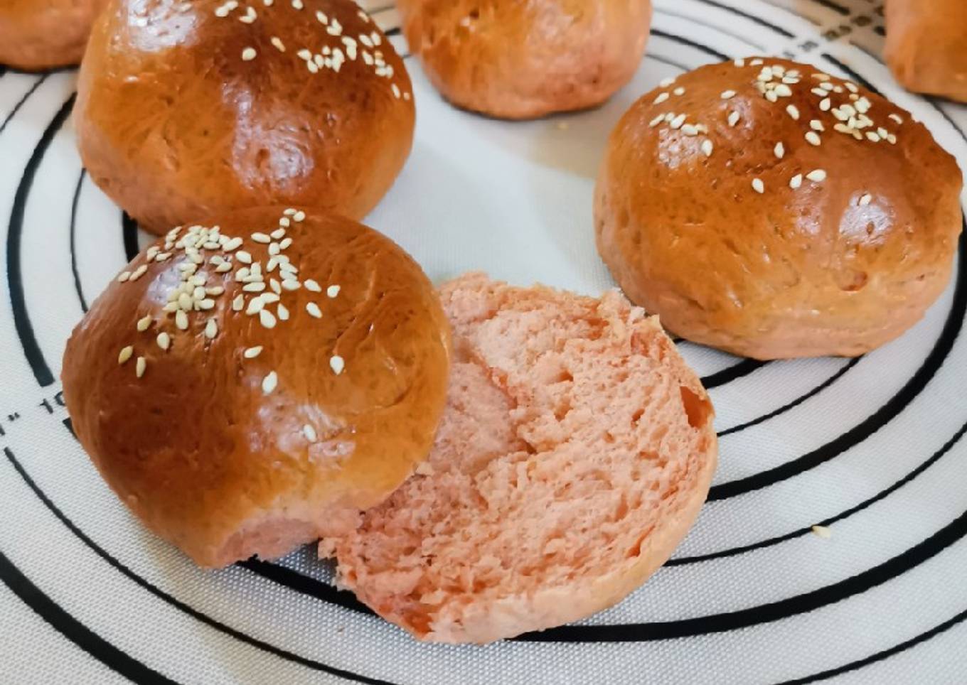 Pink burger bun dari beet powder, pattiserie