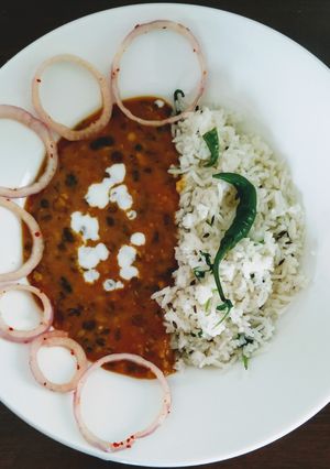 A picture of Dal makhni with jeera rice.