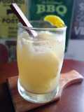 Caipirinha de limão siciliano com canela e H2O