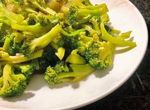 Hình của món Bông Cải Xanh Xào Nước Tương (Vegan).