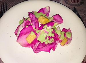 Una foto de Ensalada de rosas y choclitos