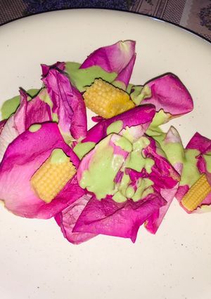 Una foto de Ensalada de rosas y choclitos