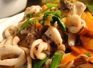 Hình của món Mực ống xào cần tỏi.