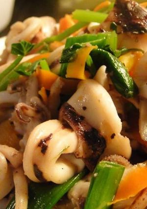 Hình của món Mực ống xào cần tỏi.