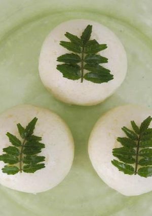 Une photo de Wagashi "Komug-Manju" avec des fines herbes