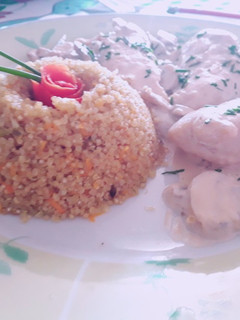 Una foto de Filetillos de pollo con crema de champiñones y Quinoa