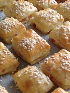 Sonkás-kolbászos, szezámmagos kockák recept fotója
