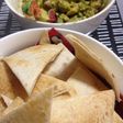 Nachos de tortilla y guacamole fácil