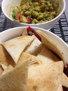 Una foto de Nachos de tortilla y guacamole fácil
