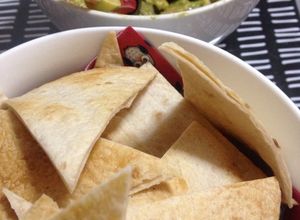 Una foto de Nachos de tortilla y guacamole fácil