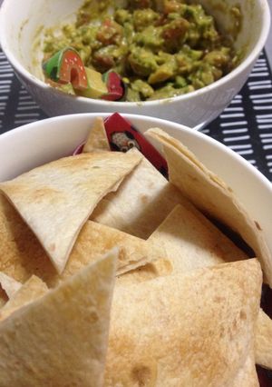 Una foto de Nachos de tortilla y guacamole fácil