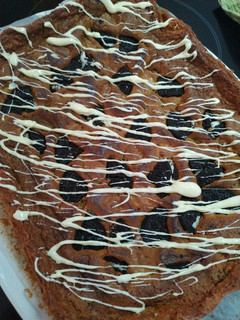 Una foto de Brownie de chocolate blanco con oreo