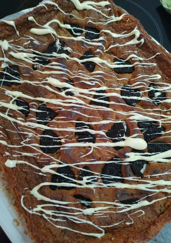Una foto de Brownie de chocolate blanco con oreo