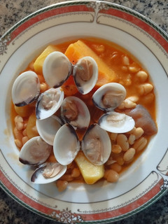 Una foto de Pochas con calabaza y almejas en salsa