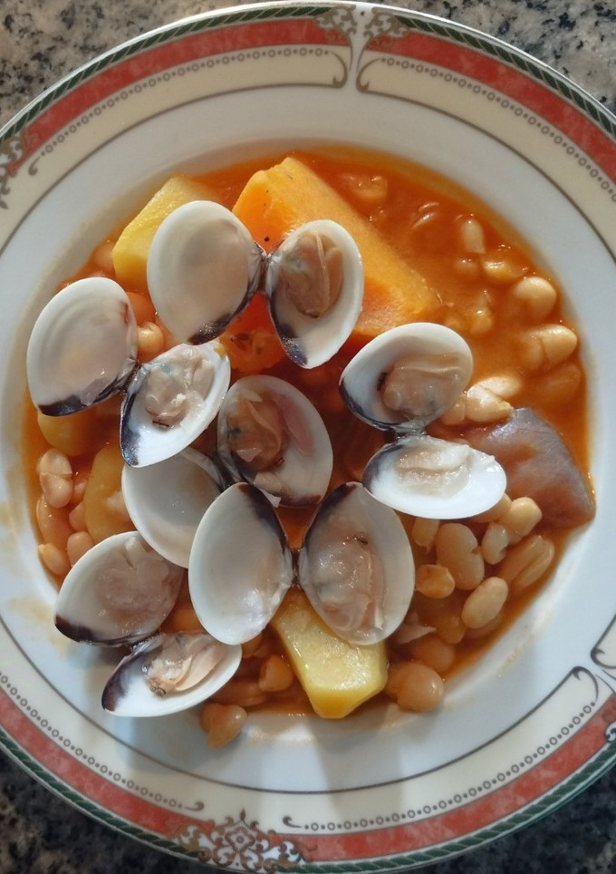 Una foto de Pochas con calabaza y almejas en salsa