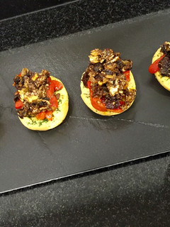 Una foto de Canapé de revuelto de morcilla y pimientos de piquillo