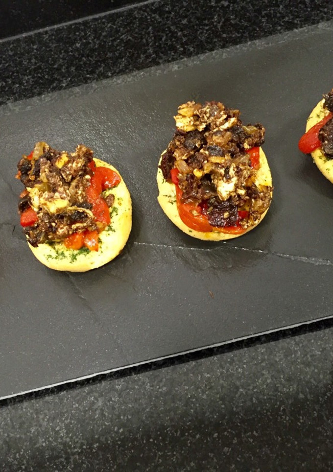 Una foto de Canapé de revuelto de morcilla y pimientos de piquillo