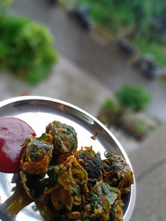 चटपटी अरबी पत्ते के पकौड़े (Chatpati arbi patte ke pakode recipe in Hindi) रेसिपी मुख्य फोटो