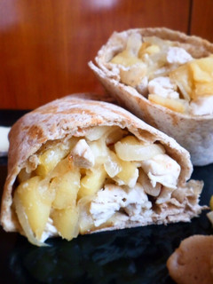 Una foto de Wrap de pollo con queso de cabra y manzana caramelizada