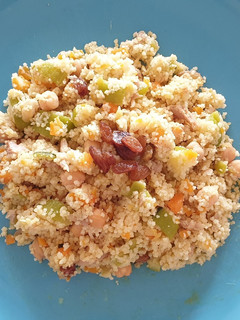 Una foto de Cuscús de verduras, pollo y garbanzos