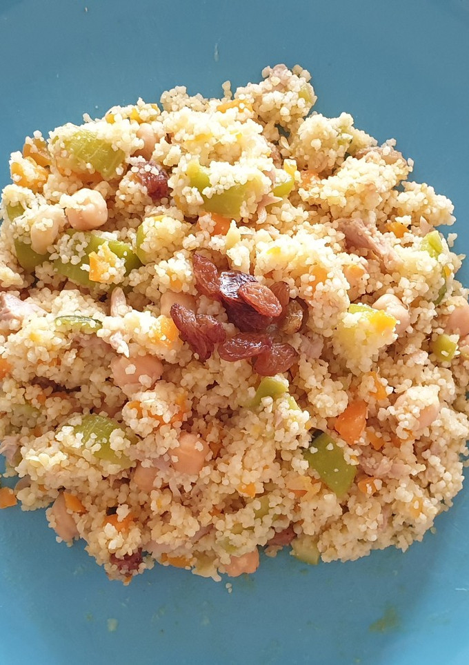 Una foto de Cuscús de verduras, pollo y garbanzos