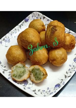 A picture of Potato stuffed bread roll.