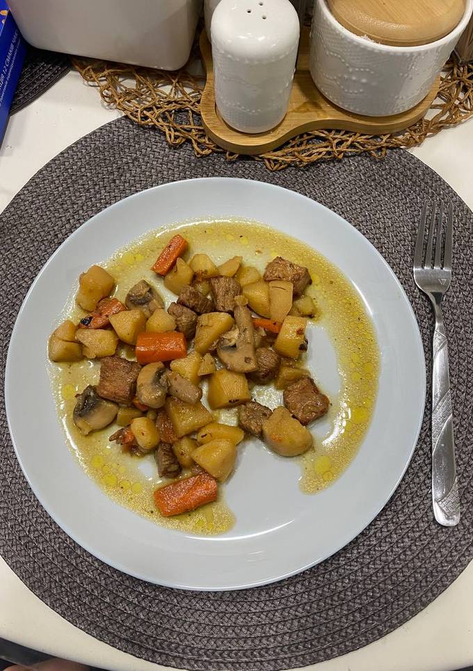 Тушкована картопля з грибами