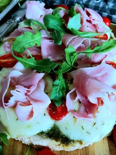 Une photo de Bruschetta tomates, mozzarella et pesto