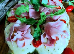 Une photo de Bruschetta tomates, mozzarella et pesto