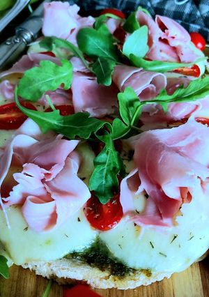 Une photo de Bruschetta tomates, mozzarella et pesto