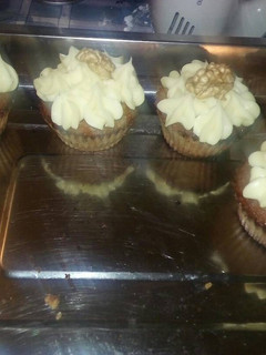 Una foto de Cupcakes de zanahoria y frutos secos decorados con frosting de queso crema