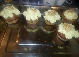 Una foto de Cupcakes de zanahoria y frutos secos decorados con frosting de queso crema