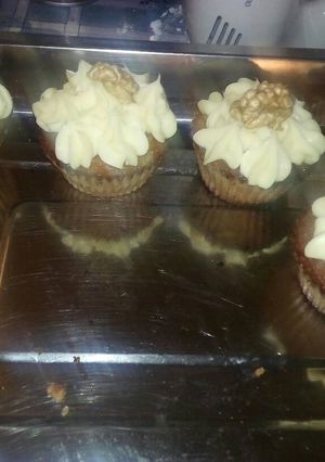 Una foto de Cupcakes de zanahoria y frutos secos decorados con frosting de queso crema