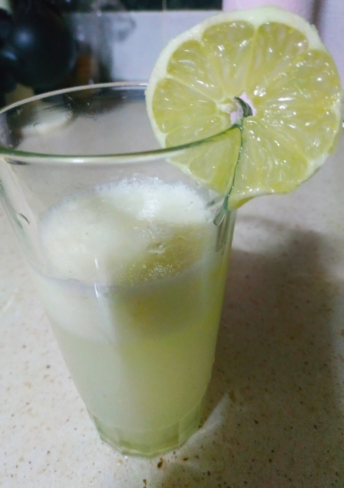 Una foto de Zumo de limón natural
