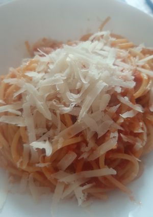 O poză a rețetei Spaghetti cu sos de roșii și mozzarella.