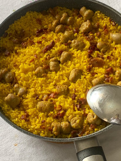 Una foto de Arroz con salchichas y jamón - improvisado y muy apañado 😂😂