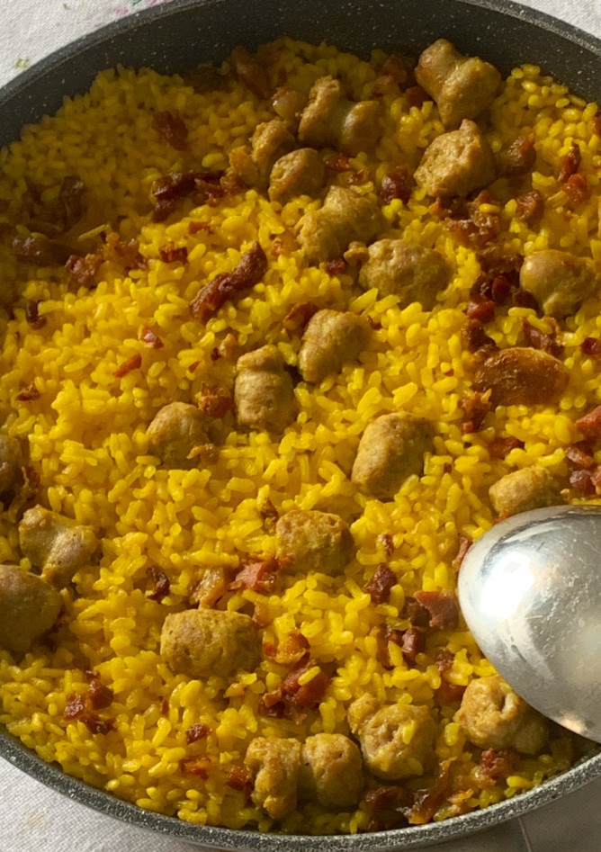 Una foto de Arroz con salchichas y jamón - improvisado y muy apañado 😂😂