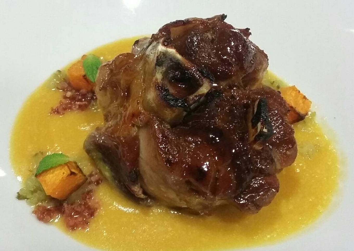 Codillo glaseado con crema de calabaza, pepinillo y menta