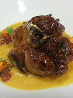 Una foto de Codillo glaseado con crema de calabaza, pepinillo y menta