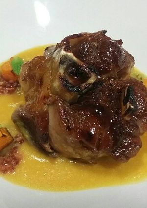 Una foto de Codillo glaseado con crema de calabaza, pepinillo y menta