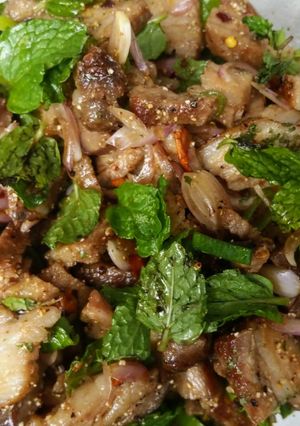 Foto resep Thai grilled pork salad (moo nam tok)
