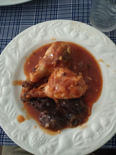 Una foto de Muslitos de pollo estofados con ciruelas