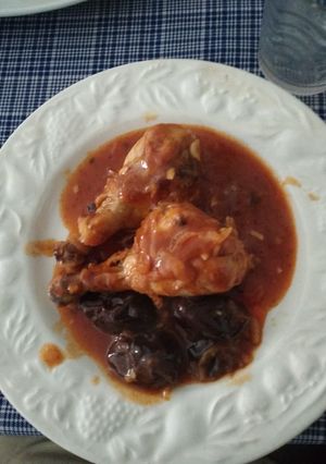 Una foto de Muslitos de pollo estofados con ciruelas