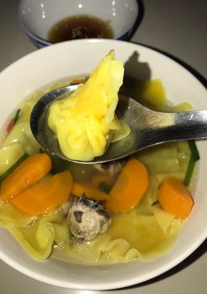 Hình của món Hoành thánh thịt viên.