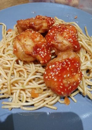 Szezámmagos édes csirke, kínai tésztával recept fotója